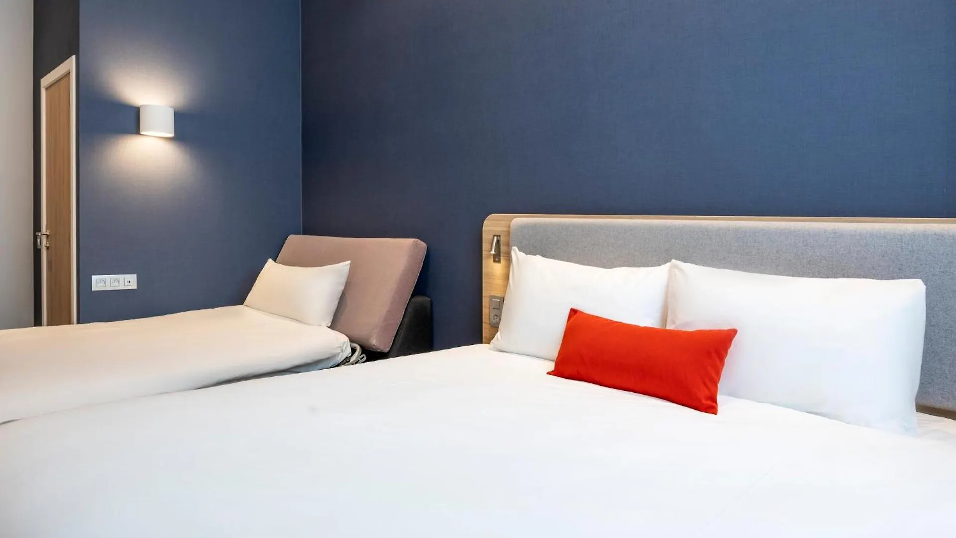 Holiday Inn Express Antwerp - City Centre By Ihg 3*,