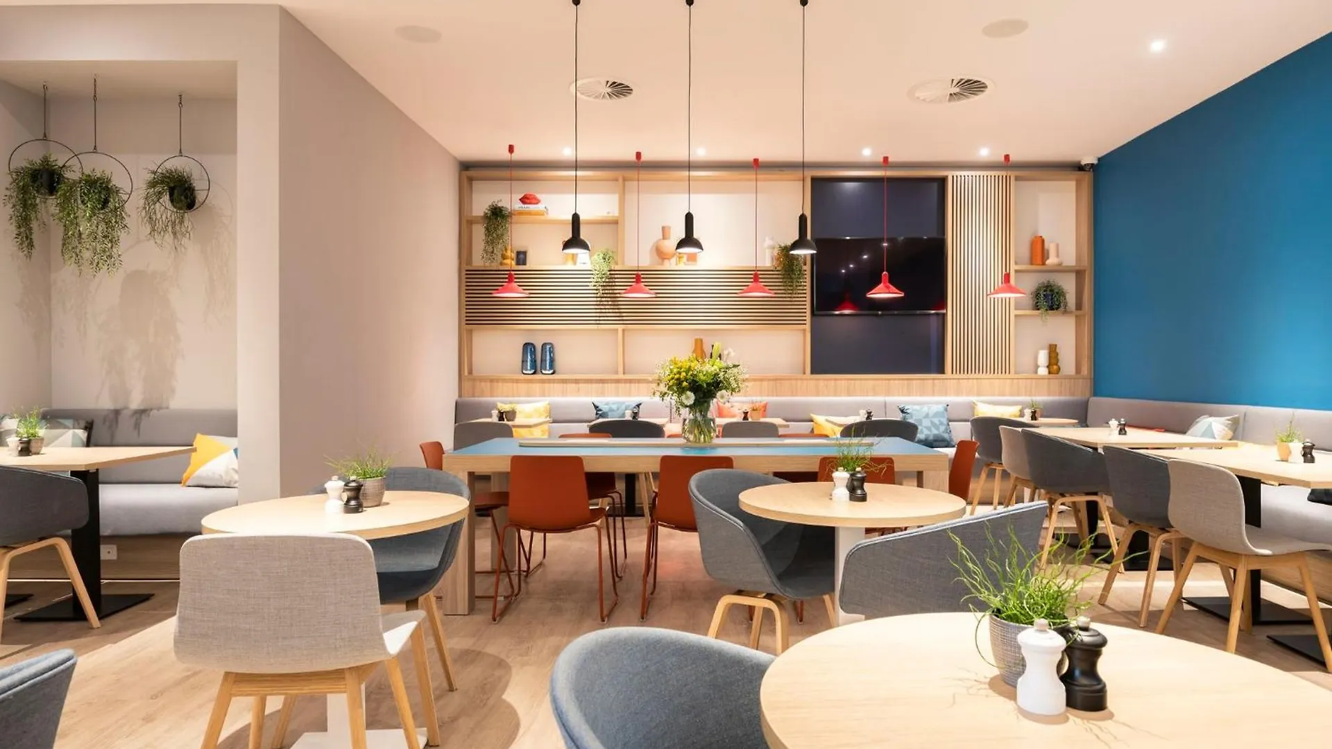 Holiday Inn Express Antwerp - City Centre By Ihg 3*,